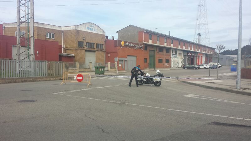 Polícia Municipal cortando el acceso a la Avda. Conde de Guadalhorce, en la Ría de Avilés.