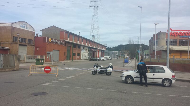 Otra imagen de la Polícia Municipal cortando el acceso a la Avda. Conde de Guadalhorce, en la Ría de Avilés