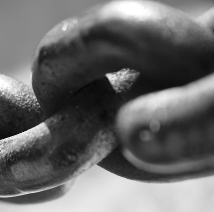 Foto de cadenas reflejando la union entre las empresas.